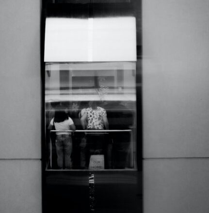 2 personer i glas elevator