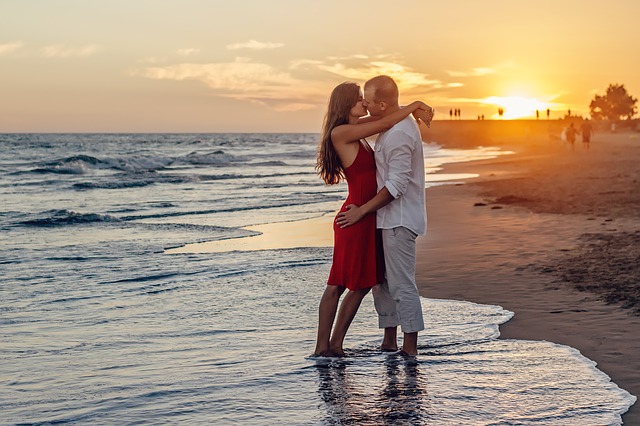 forelsket par på strand