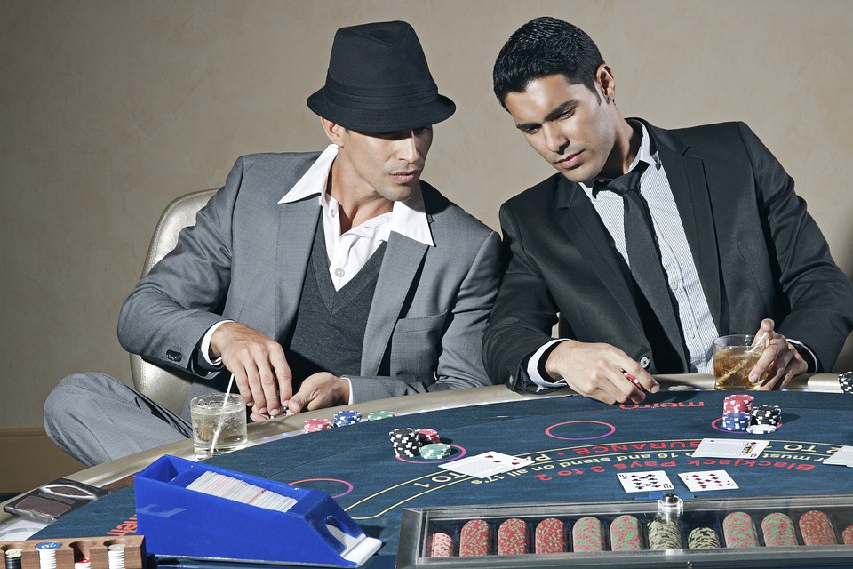 to mænd der spiller på casino